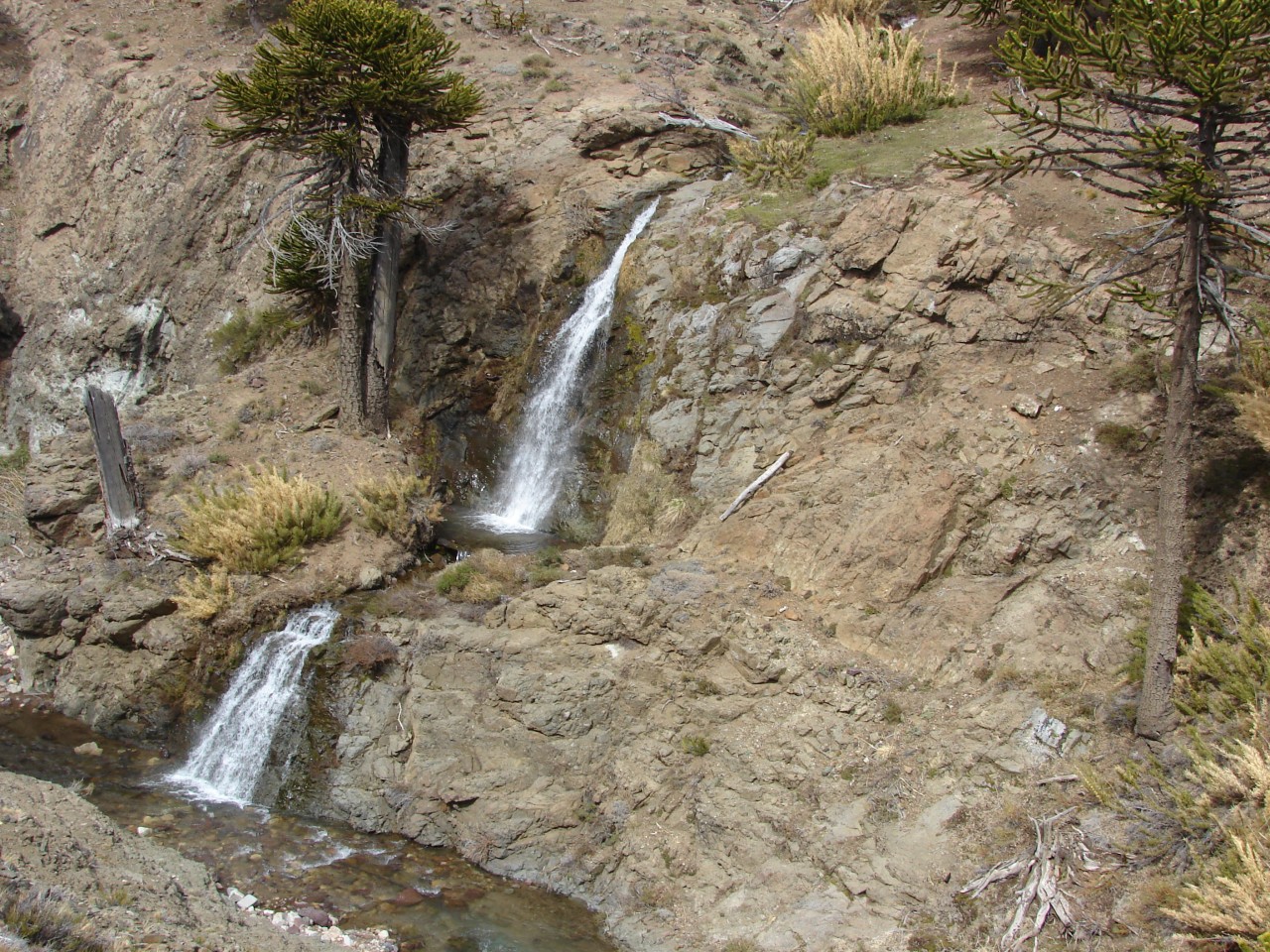 Cascadas del arroyo Picún Leufú camino al cerro Chachil