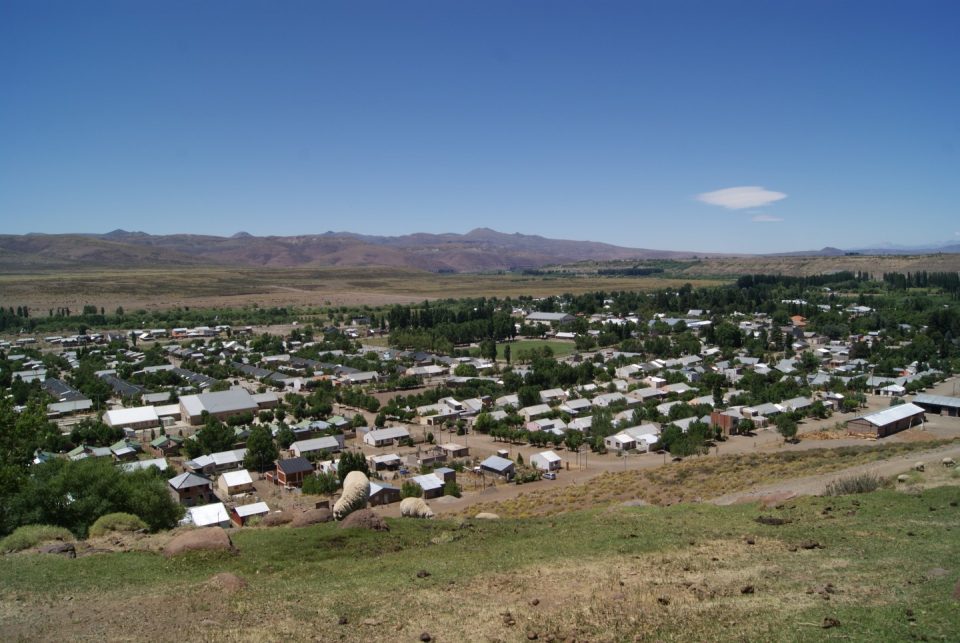 vista del pueblo Loncopué y 2 ovejas pastando