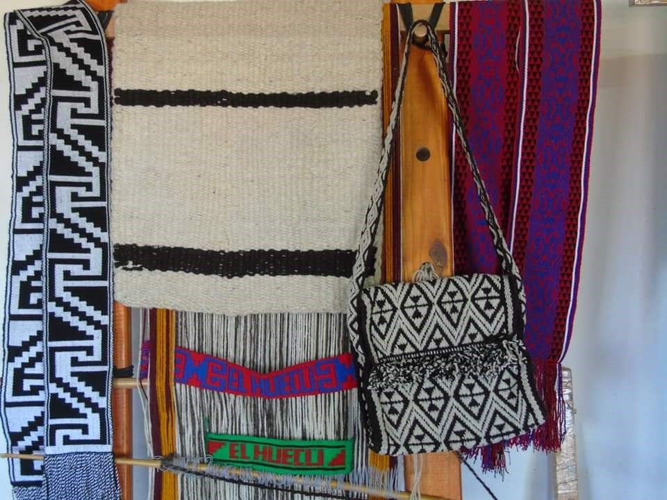 tejidos propios de la cultura mapuche, y telar