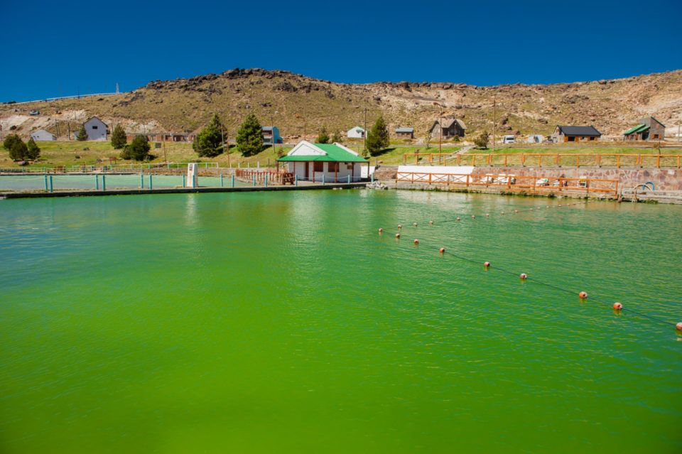 Vista de la laguna verde termal