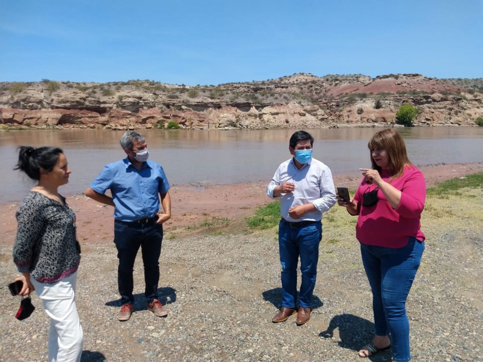 Intendenta de Senillosa con el ministro de Turismo y demás autoridades a orillas del río