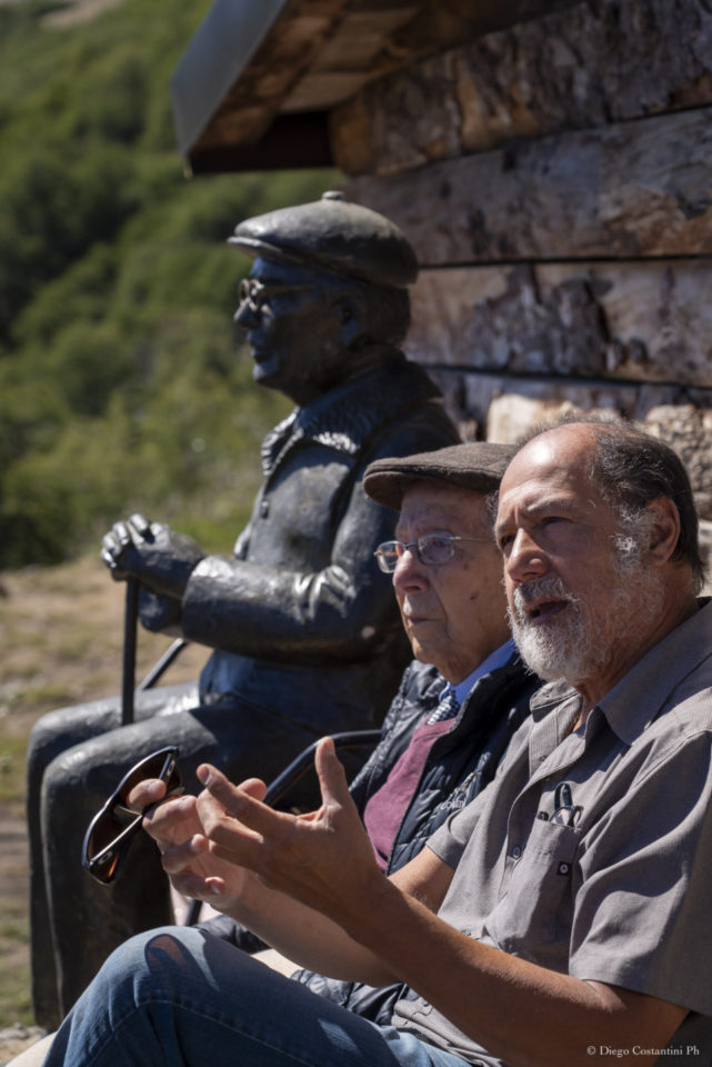 Américo y Juan Carlos Astete inauguracion escucltura homenaje a pioneros de Chapelco