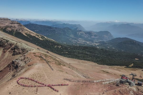 Imagen Aérea del Cerro Teta con el lazo de la lucha contra el cáncer formado por personas
