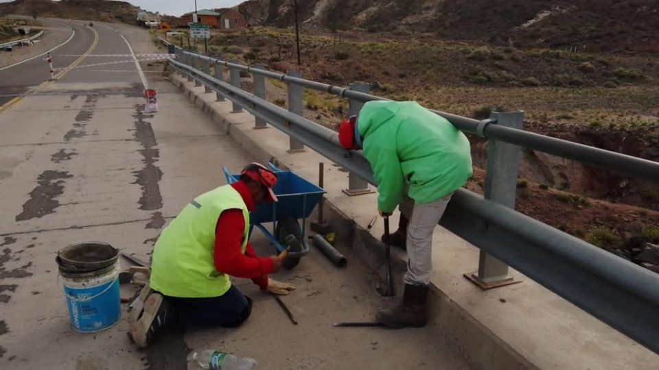 trabajadores viales arreglando el puente