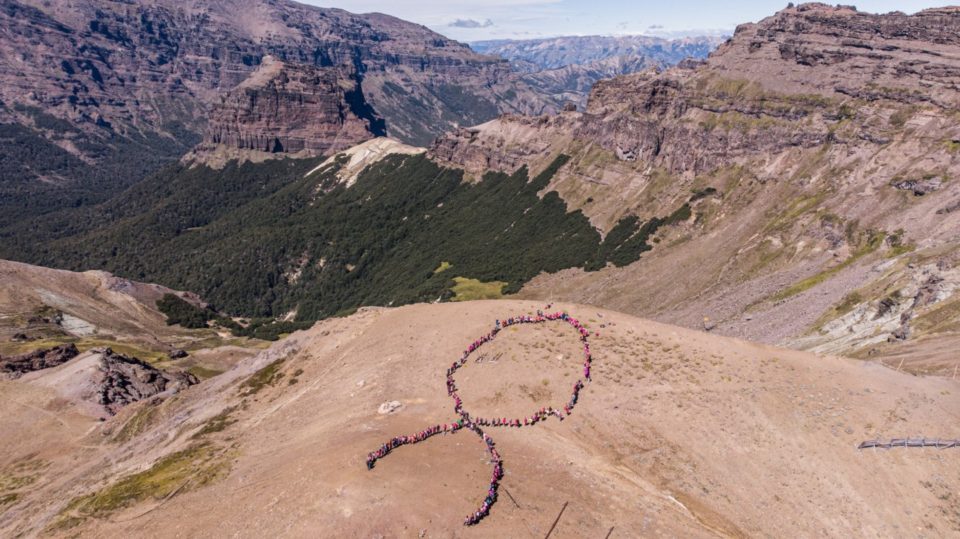 Vista aérea del cerro Teta con participantes formando el lazo símbolo de la lucha contra el cáncer