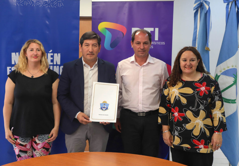 Sandro Badilla firma convenio destinos turisticos inteligentes, Caviahue