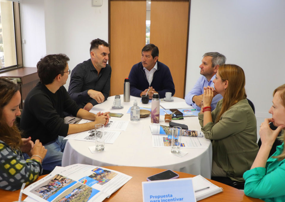 Sandro Badilla reunido con Titi Ricciuto subsecretario de Diversidad